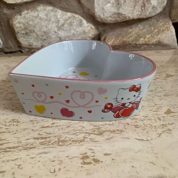 NWOT Hello Kitty heart shaped Baking dish - Picture 7 of 11
